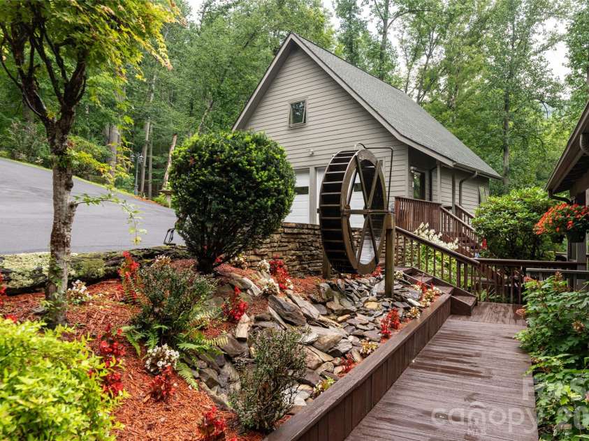 163 Tweetys Knoll, Burnsville, NC 28714.  MLS# CAR4281512, YatesRealty ID 853. 