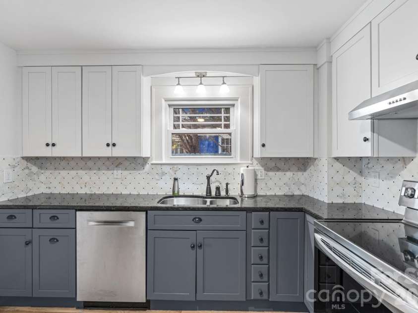 121 Westwood Road, Asheville, NC 28804.  MLS# CAR4355727, YatesRealty ID 8531. 