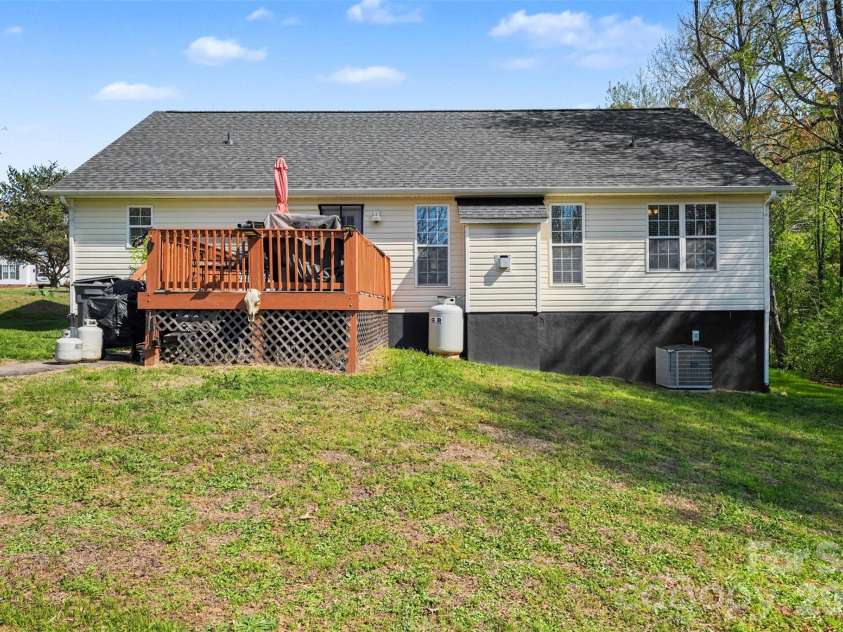 129 Falling Leaf Lane, Statesville, NC 28677.  MLS# CAR4360143, YatesRealty ID 8533. 