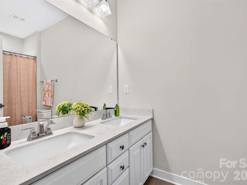 5219 Larewood Drive, Charlotte, NC 28215.  MLS# CAR4298540, YatesRealty ID 8538. Bath 2