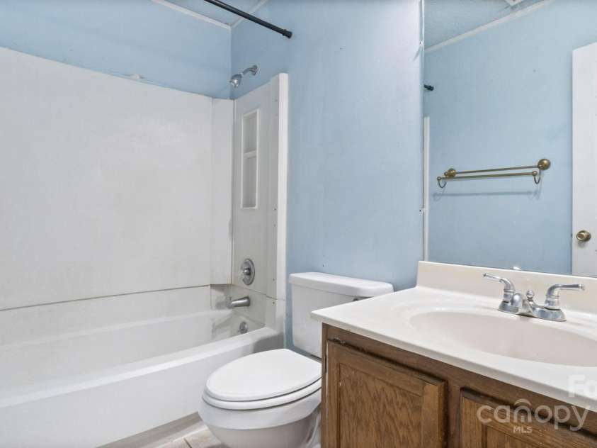 6915 Norchester Court, Charlotte, NC 28227.  MLS# CAR4250063, YatesRealty ID 8539. 2nd full bathroom