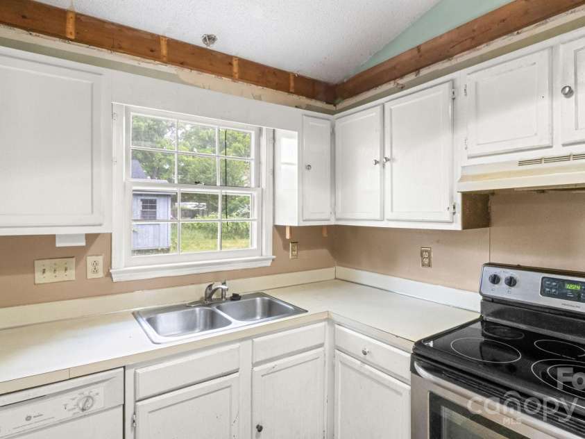 6915 Norchester Court, Charlotte, NC 28227.  MLS# CAR4250063, YatesRealty ID 8539. Appliances convey