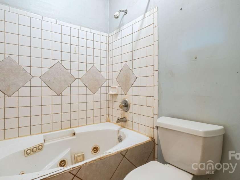 6915 Norchester Court, Charlotte, NC 28227.  MLS# CAR4250063, YatesRealty ID 8539. Ensuite in primary bath needs a renovation