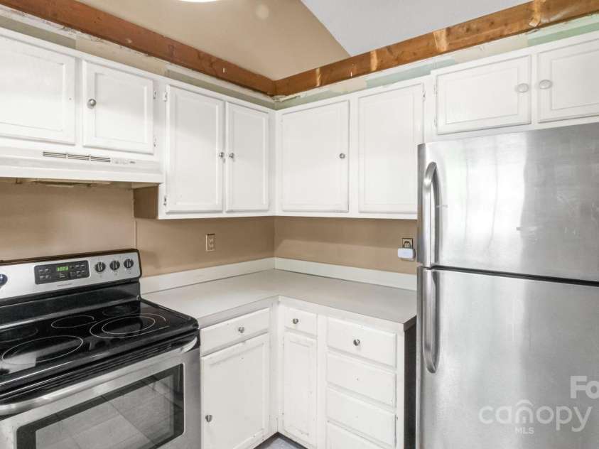 6915 Norchester Court, Charlotte, NC 28227.  MLS# CAR4250063, YatesRealty ID 8539. Kitchen in need of refresh, but cabinetry still in decent condition