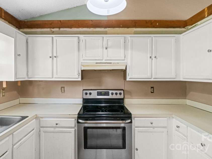 6915 Norchester Court, Charlotte, NC 28227.  MLS# CAR4250063, YatesRealty ID 8539. Square sizable kitchen, open to living spaces above cabinetry
