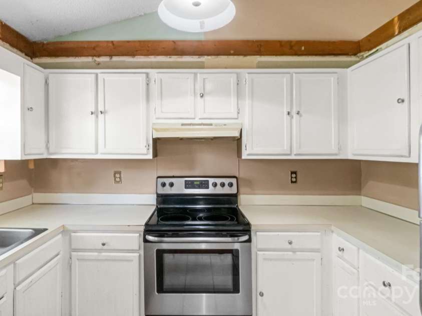 6915 Norchester Court, Charlotte, NC 28227.  MLS# CAR4250063, YatesRealty ID 8539. Wrap around, spacious kitchen needs a refresh