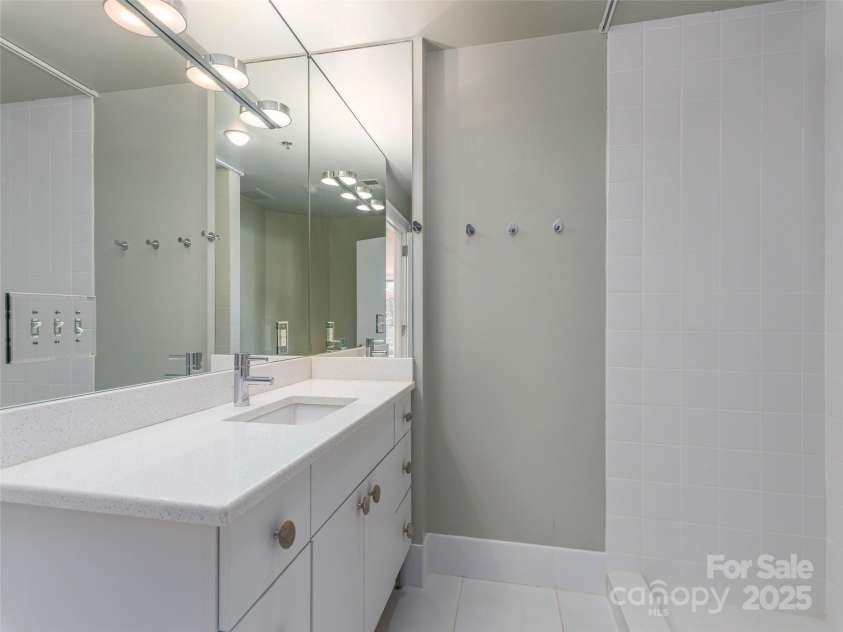21 Battery Park Avenue, Asheville, NC 28801.  MLS# CAR4067139, YatesRealty ID 8540. Hall Bath