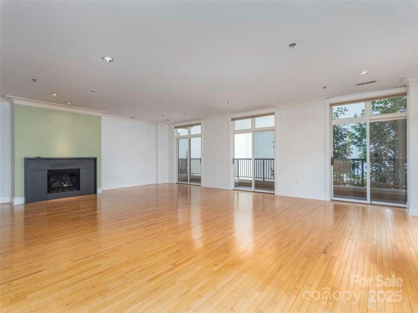 21 Battery Park Avenue, Asheville, NC 28801.  MLS# CAR4067139, YatesRealty ID 8540. Living Room with Fireplace