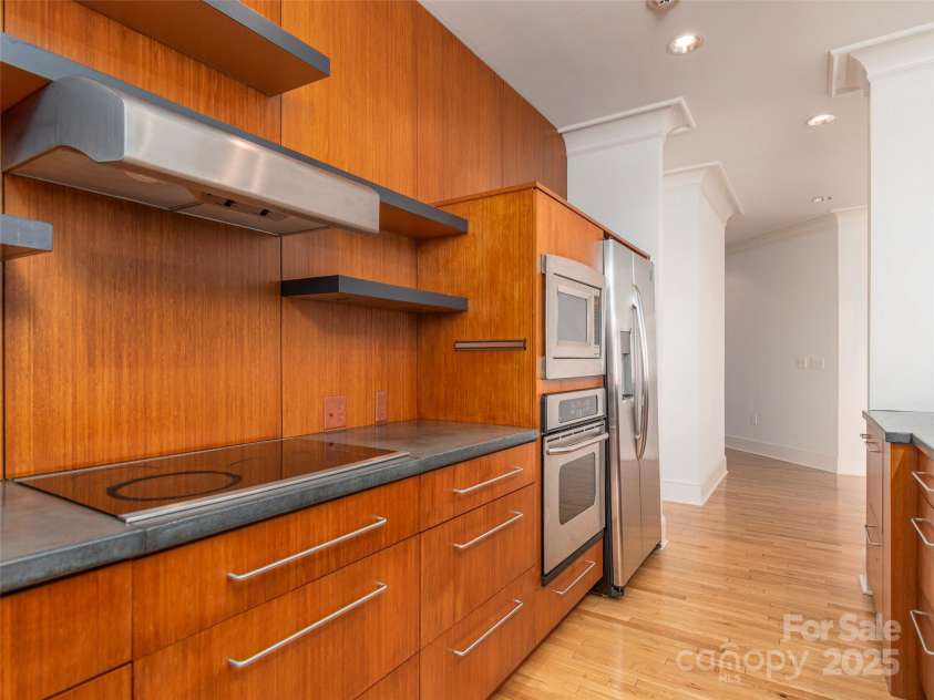 21 Battery Park Avenue, Asheville, NC 28801.  MLS# CAR4067139, YatesRealty ID 8540. Some Open Shelving