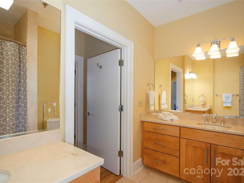 21 Battery Park Avenue, Asheville, NC 28801.  MLS# CAR4317876, YatesRealty ID 8540. 