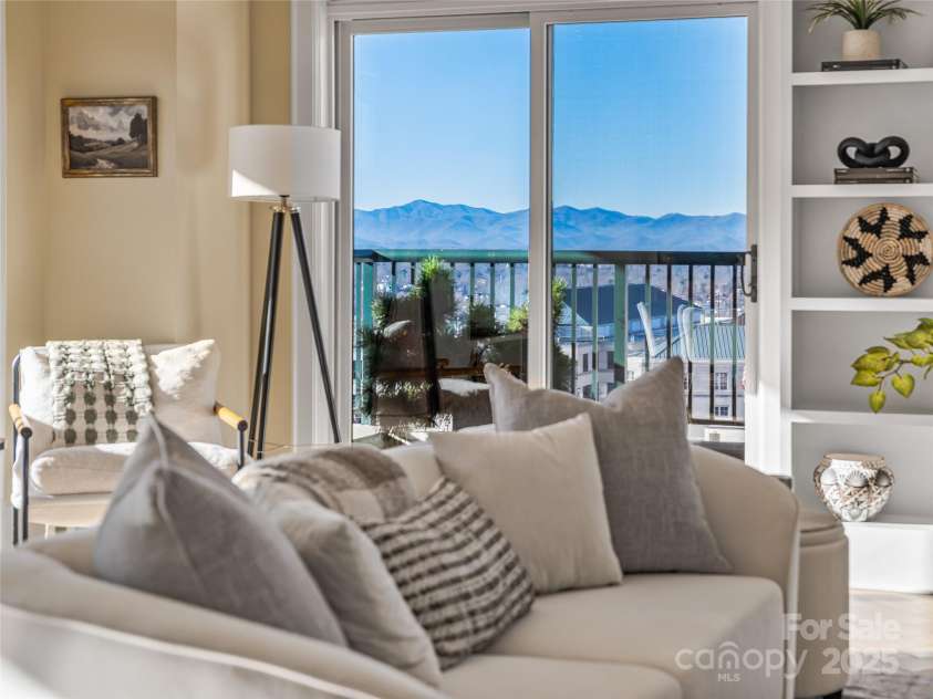 21 Battery Park Avenue, Asheville, NC 28801.  MLS# CAR4322706, YatesRealty ID 8540. 