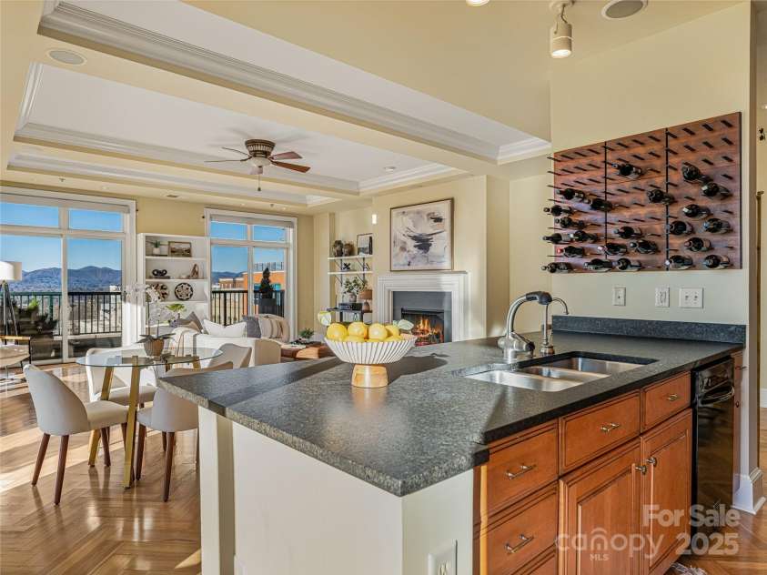 21 Battery Park Avenue, Asheville, NC 28801.  MLS# CAR4322706, YatesRealty ID 8540. 