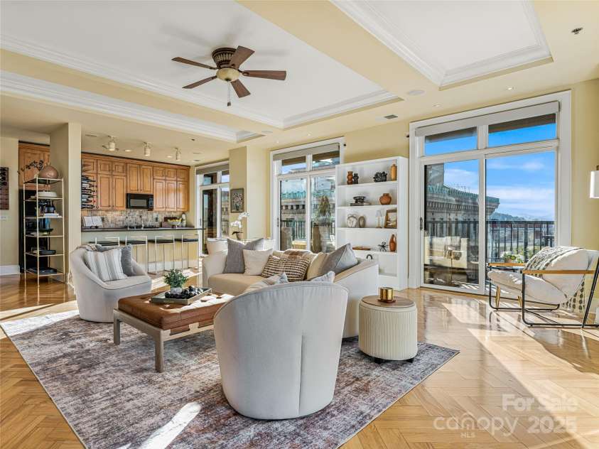 21 Battery Park Avenue, Asheville, NC 28801.  MLS# CAR4322706, YatesRealty ID 8540. Open floor plan