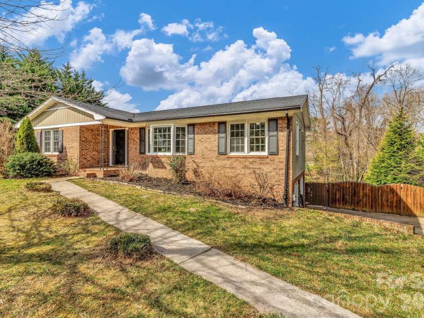 1 Oak Lane, Candler, NC 28715.  MLS# CAR4350223, YatesRealty ID 8543. 