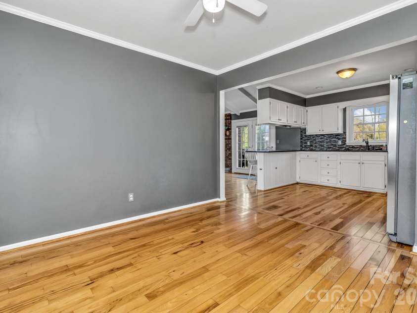 1 Oak Lane, Candler, NC 28715.  MLS# CAR4350223, YatesRealty ID 8543. 