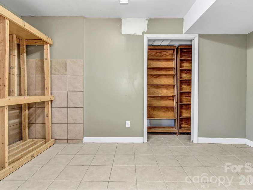 1 Oak Lane, Candler, NC 28715.  MLS# CAR4350223, YatesRealty ID 8543. 