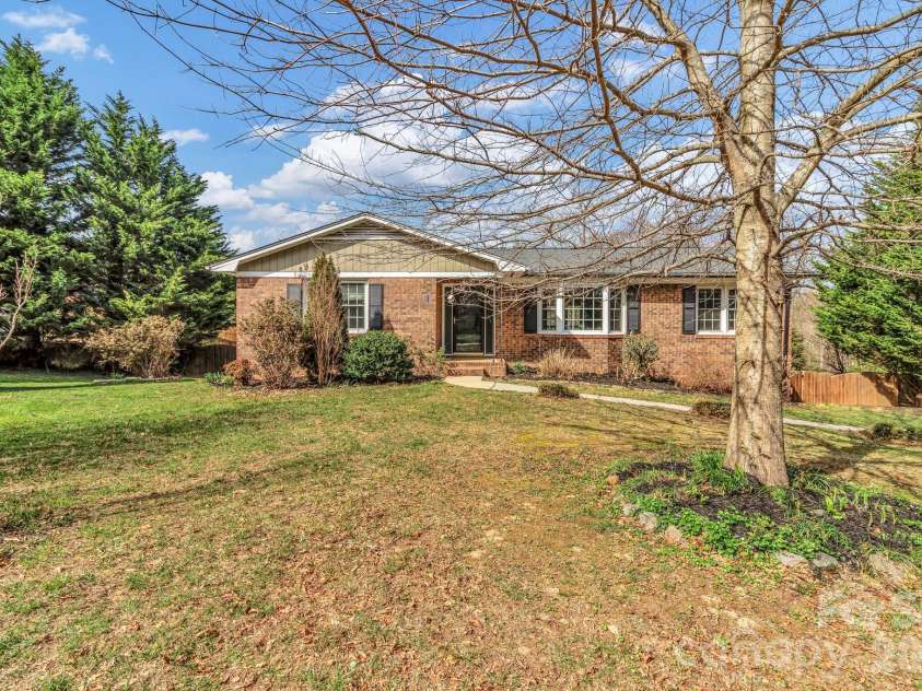 1 Oak Lane, Candler, NC 28715.  MLS# CAR4350223, YatesRealty ID 8543. 