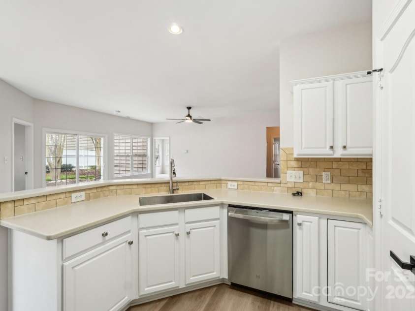 6423 Falls Lake Drive, Charlotte, NC 28270.  MLS# CAR4238747, YatesRealty ID 8545. 