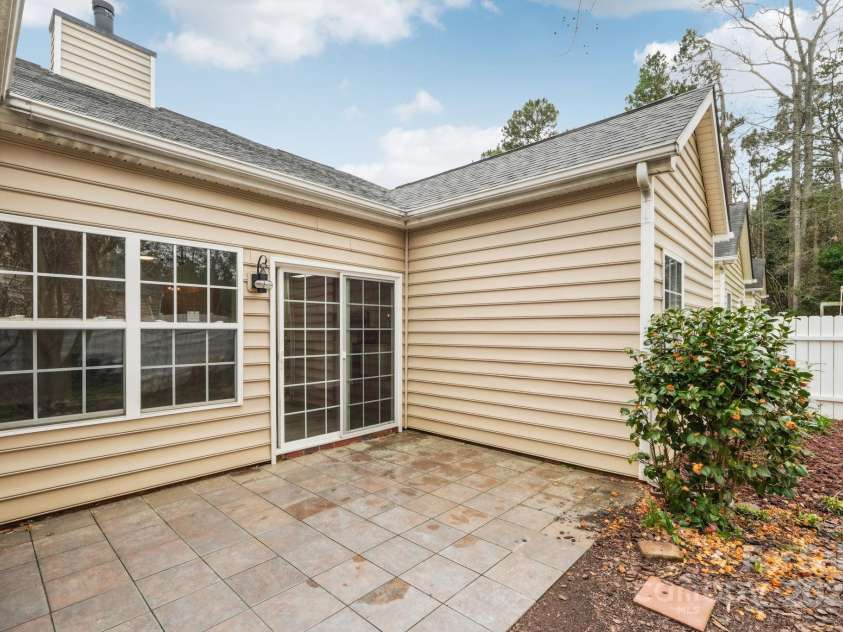 6423 Falls Lake Drive, Charlotte, NC 28270.  MLS# CAR4238747, YatesRealty ID 8545. 
