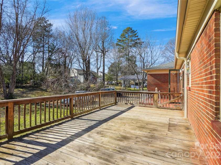 3901 Starmount Avenue, Charlotte, NC 28269.  MLS# CAR4227544, YatesRealty ID 8546. Deck