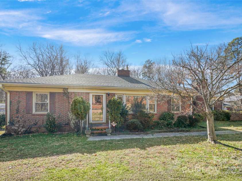 3901 Starmount Avenue, Charlotte, NC 28269.  MLS# CAR4227544, YatesRealty ID 8546. Front House View