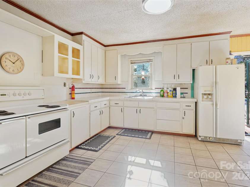 3901 Starmount Avenue, Charlotte, NC 28269.  MLS# CAR4227544, YatesRealty ID 8546. Kitchen