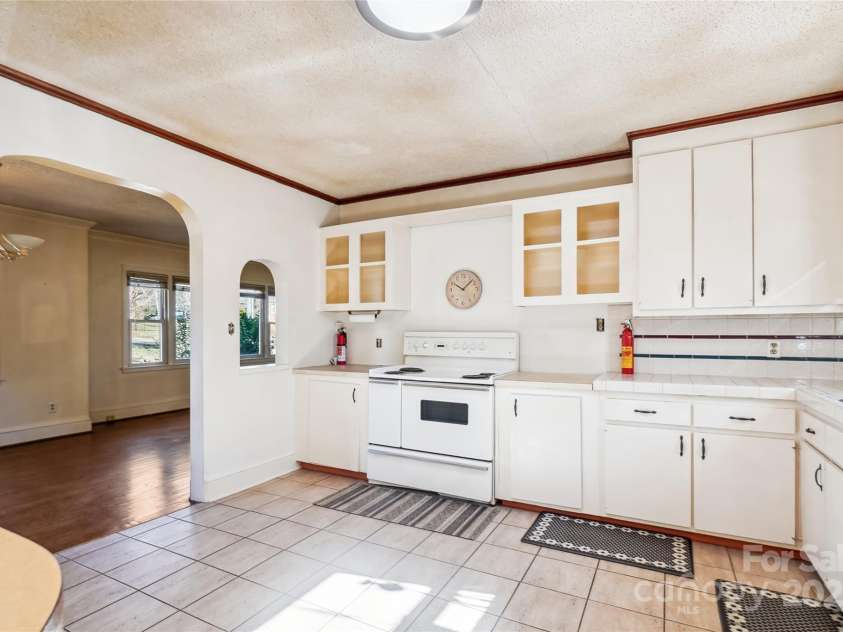 3901 Starmount Avenue, Charlotte, NC 28269.  MLS# CAR4227544, YatesRealty ID 8546. Kitchen
