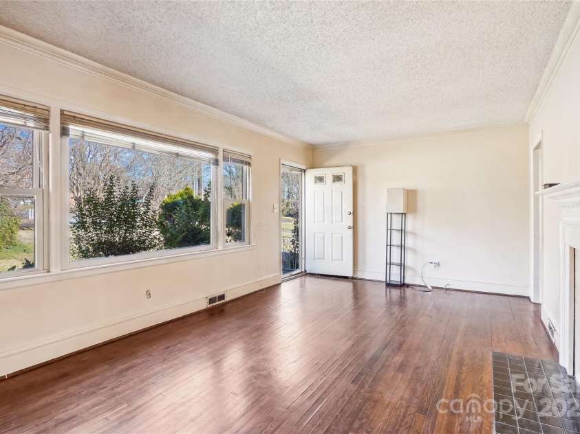 3901 Starmount Avenue, Charlotte, NC 28269.  MLS# CAR4227544, YatesRealty ID 8546. Living Room