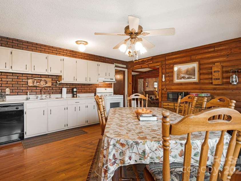 68 Meadow Lane, Mars Hill, NC 28754.  MLS# CAR4233097, YatesRealty ID 8548. Country Style Cabin, Log Siding