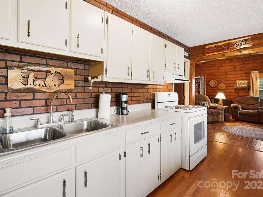 68 Meadow Lane, Mars Hill, NC 28754.  MLS# CAR4233097, YatesRealty ID 8548. Country Style Cabin, Log Siding