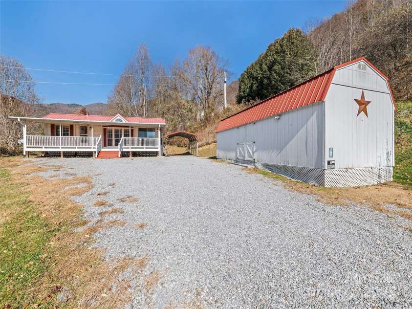 93 Merry Way, Clyde, NC 28721.  MLS# CAR4305352, YatesRealty ID 8552. 