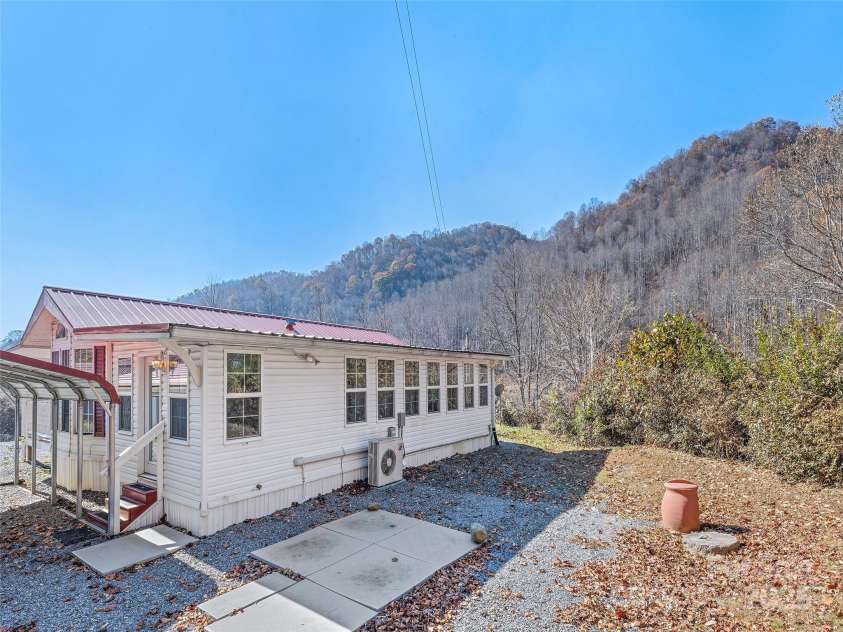 93 Merry Way, Clyde, NC 28721.  MLS# CAR4305352, YatesRealty ID 8552. 