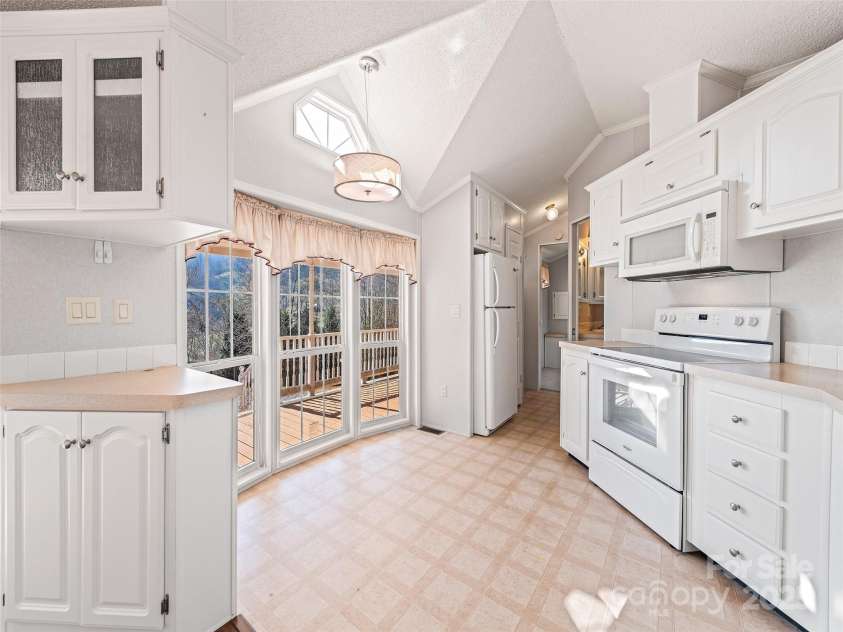 93 Merry Way, Clyde, NC 28721.  MLS# CAR4305352, YatesRealty ID 8552. 