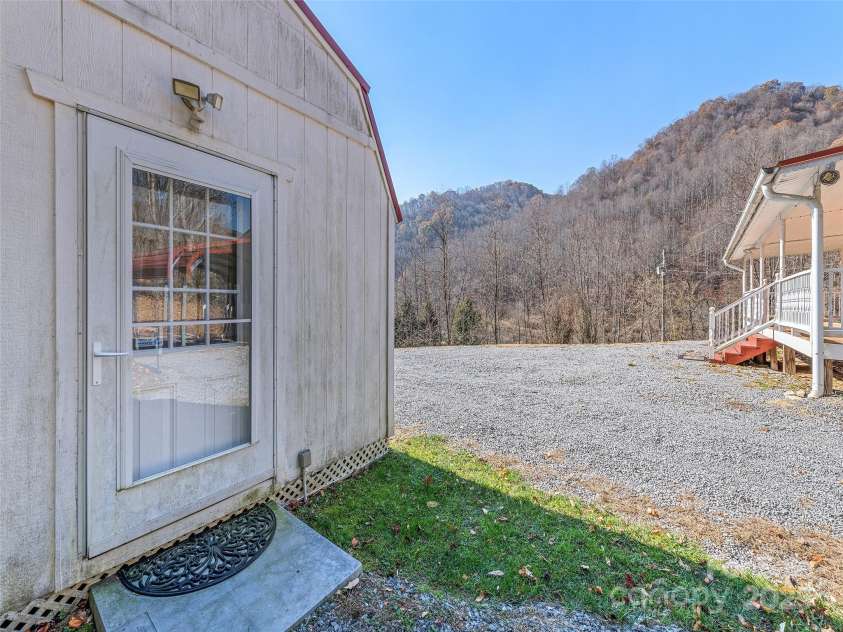 93 Merry Way, Clyde, NC 28721.  MLS# CAR4305352, YatesRealty ID 8552. 