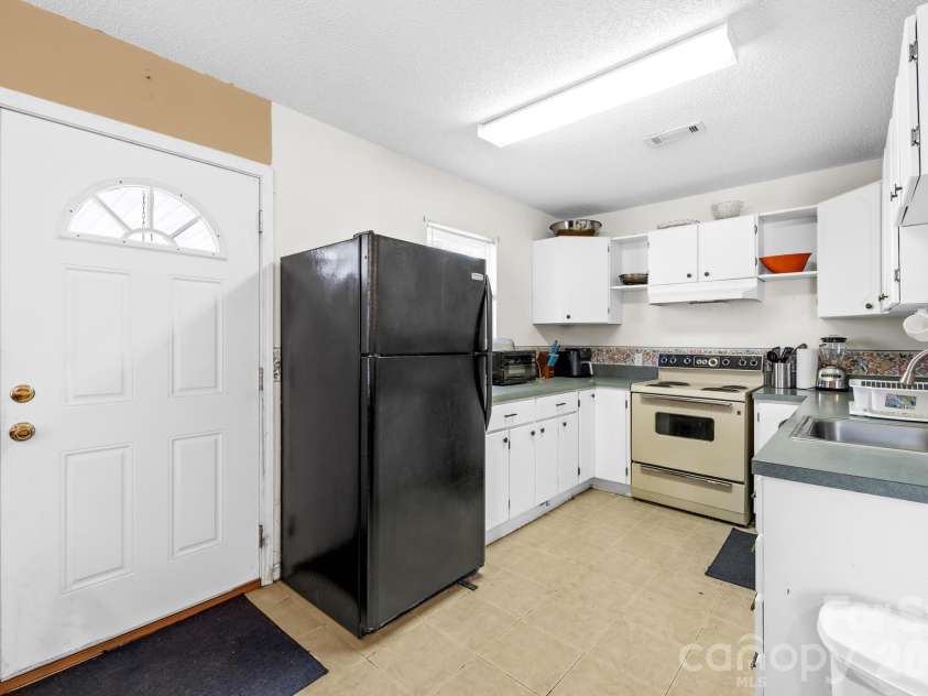6711 Old Mocksville Road, Salisbury, NC 28144.  MLS# CAR4343686, YatesRealty ID 8553. House #2 kitchen