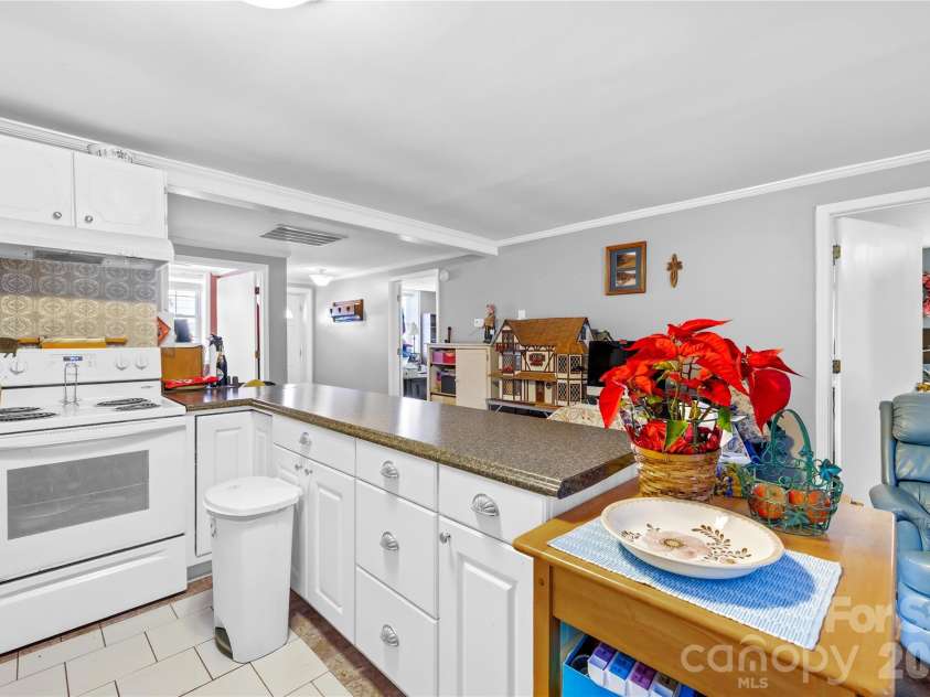 6711 Old Mocksville Road, Salisbury, NC 28144.  MLS# CAR4343686, YatesRealty ID 8553. House #3 kitchen