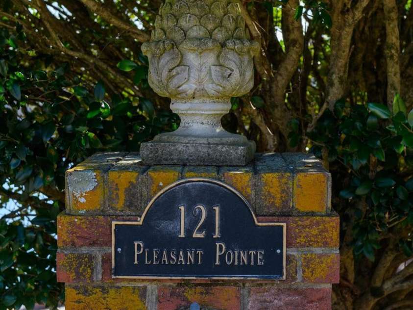 121 Pleasant Pointe Drive, Hickory, NC 28601.  MLS# CAR4327566, YatesRealty ID 8557. 121 Pleasant Pointe Dr.