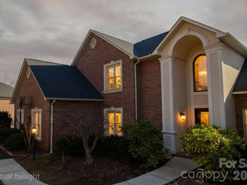 121 Pleasant Pointe Drive, Hickory, NC 28601.  MLS# CAR4327566, YatesRealty ID 8557. 