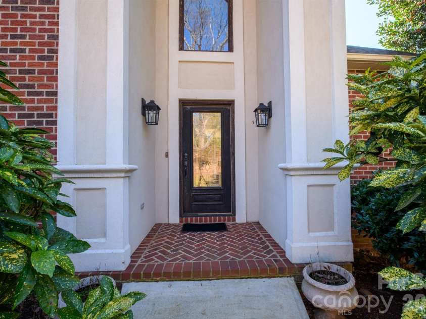 121 Pleasant Pointe Drive, Hickory, NC 28601.  MLS# CAR4327566, YatesRealty ID 8557. Enter and be amazed.