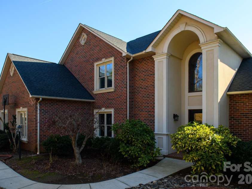 121 Pleasant Pointe Drive, Hickory, NC 28601.  MLS# CAR4327566, YatesRealty ID 8557. Front view.