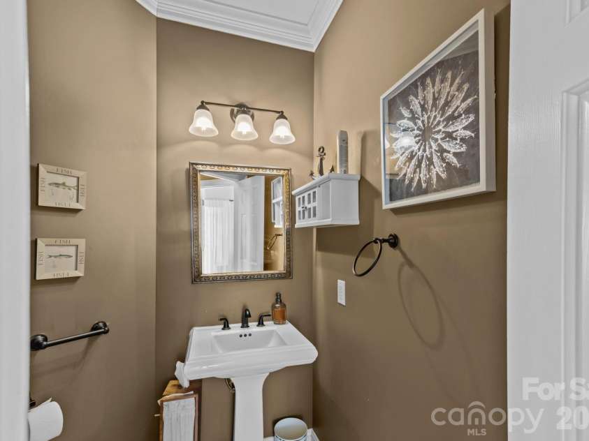 121 Pleasant Pointe Drive, Hickory, NC 28601.  MLS# CAR4327566, YatesRealty ID 8557. Half bath on main level.