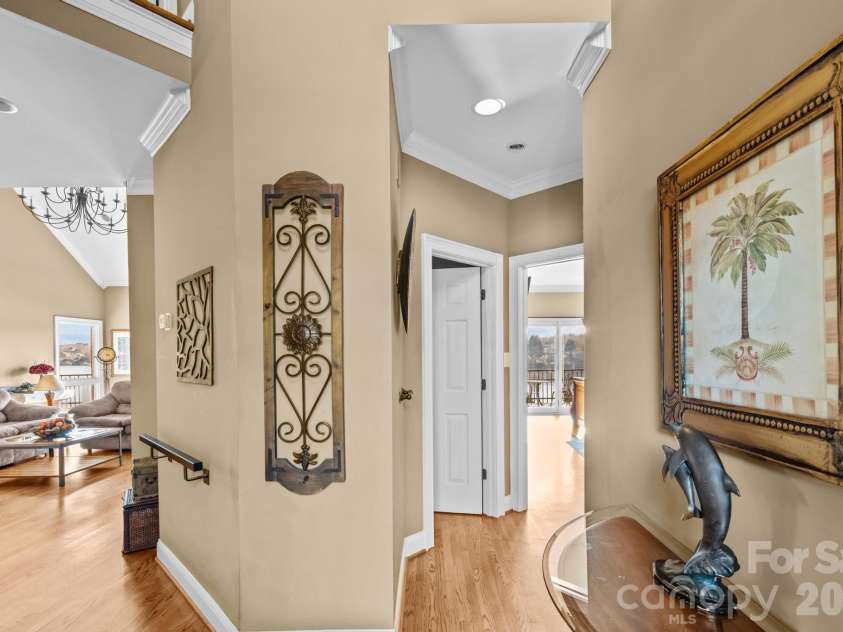 121 Pleasant Pointe Drive, Hickory, NC 28601.  MLS# CAR4327566, YatesRealty ID 8557. Hallway to primary suite.