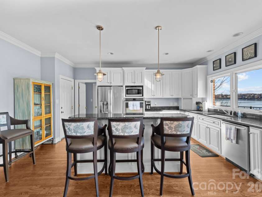 121 Pleasant Pointe Drive, Hickory, NC 28601.  MLS# CAR4327566, YatesRealty ID 8557. Kitchen.