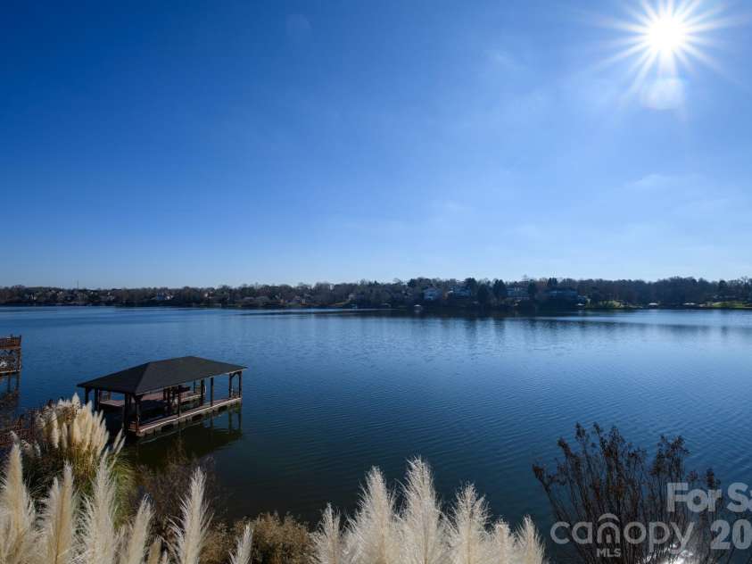 121 Pleasant Pointe Drive, Hickory, NC 28601.  MLS# CAR4327566, YatesRealty ID 8557. Lake Hickory, main channel. 