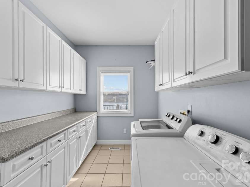 121 Pleasant Pointe Drive, Hickory, NC 28601.  MLS# CAR4327566, YatesRealty ID 8557. Laundry room with walk in pantry.