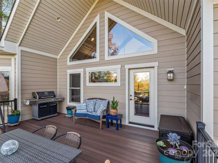 5346 Oak Crest Lane, Lenoir, NC 28645.  MLS# CAR4270819, YatesRealty ID 8557. 