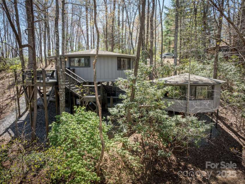 420 Sequoyah Lane, Brevard, NC 28712.  MLS# CAR4223226, YatesRealty ID 8558. 