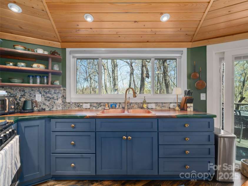 420 Sequoyah Lane, Brevard, NC 28712.  MLS# CAR4223226, YatesRealty ID 8558. 