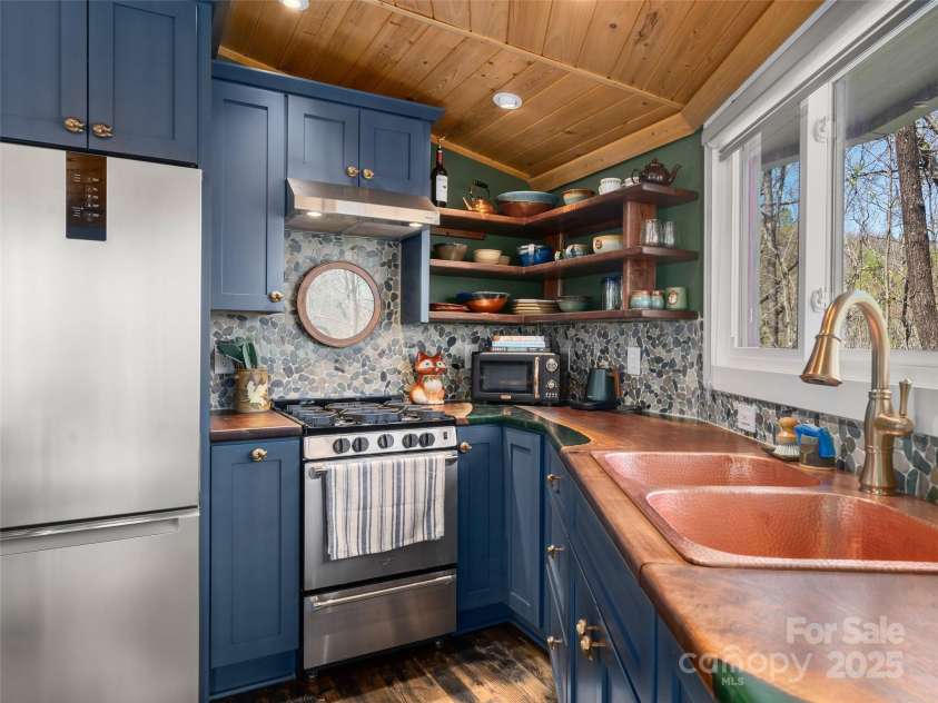 420 Sequoyah Lane, Brevard, NC 28712.  MLS# CAR4223226, YatesRealty ID 8558. 