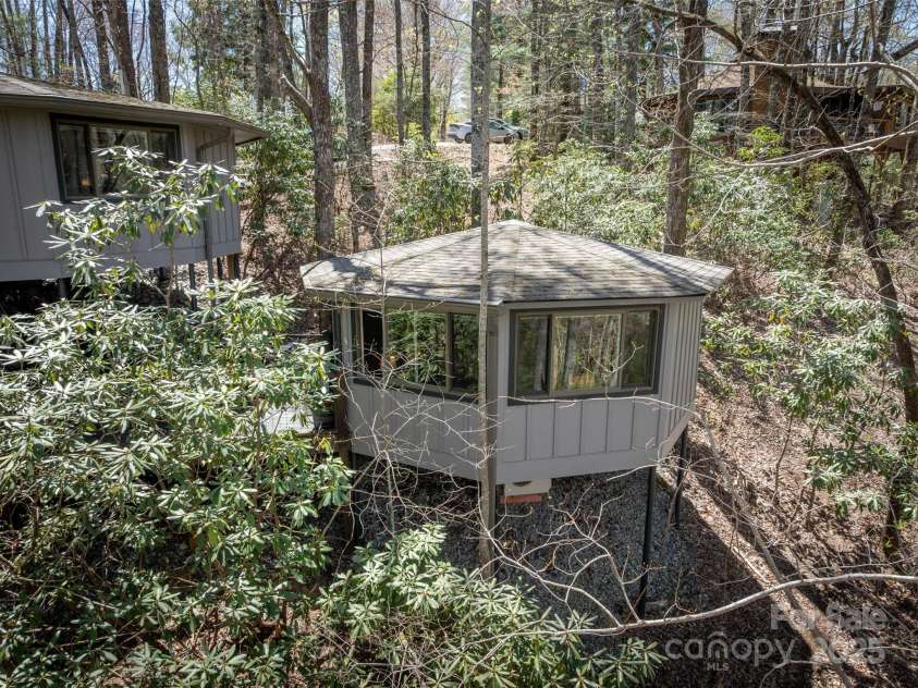 420 Sequoyah Lane, Brevard, NC 28712.  MLS# CAR4223226, YatesRealty ID 8558. 